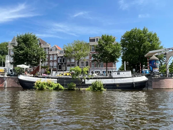 Amsterdam Holandia Czerwca 2023 Łodzie Mieszkalne Wzdłuż Rzeki Amstel Wysokiej — Zdjęcie stockowe