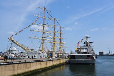 Den Helder, Hollanda. 30 Haziran 2023. 2023 'te Den Helder rıhtımında bir Polonya gemisi ve bir Hollanda firkateyni. Yüksek kalite fotoğraf