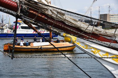 Den Helder, Hollanda. 2 Temmuz 2023. Uzun gemilerde okçular ve kuklalar. Yüksek kalite fotoğraf