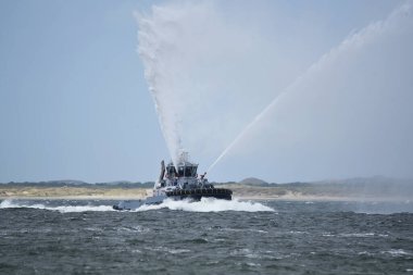 Den Helder, 2 Temmuz 2023. İtfaiye gemisi ayrılan gemileri selamlar. Yüksek kalite fotoğraf