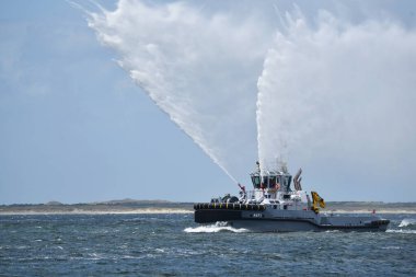Den Helder, 2 Temmuz 2023. İtfaiye gemisi ayrılan gemileri selamlar. Yüksek kalite fotoğraf