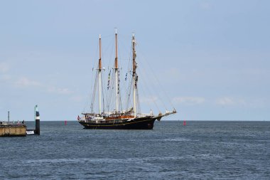 Den Helder, Hollanda. 30 Haziran 2023. Den Helder limanında çeşitli yelkenliler ve uzun gemiler. Yüksek kalite fotoğraf