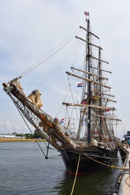 Den Helder, Hollanda. 30 Haziran 2023. Den Helder limanında çeşitli yelkenliler ve uzun gemiler. Yüksek kalite fotoğraf