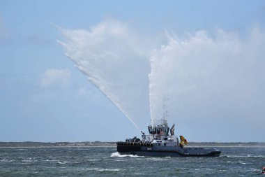 Den Helder, 2 Temmuz 2023. İtfaiye gemisi ayrılan gemileri selamlar. Yüksek kalite fotoğraf