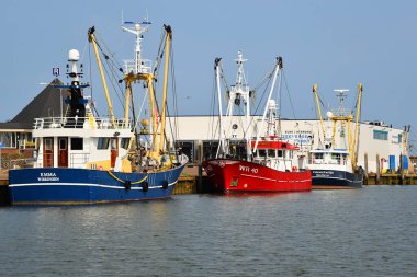 Den Oever, Hollanda. 9 Temmuz 2023. Balıkçı tekneleri ve deniz feneri olan Den Oever Limanı. Yüksek kalite fotoğraf