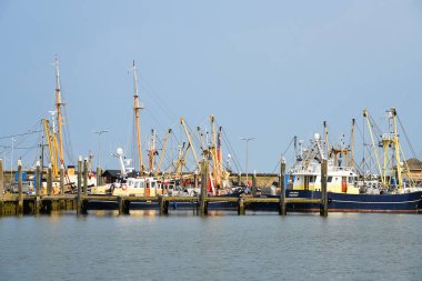 Den Oever, Hollanda. 9 Temmuz 2023. Balıkçı tekneleri ve deniz feneri olan Den Oever Limanı. Yüksek kalite fotoğraf