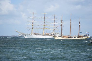 Den Helder, Hollanda. 2 Temmuz 2023. Den Helder limanından ayrılan uzun gemiler. Yüksek kalite fotoğraf
