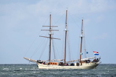 Den Helder, Hollanda. 2 Temmuz 2023. Den Helder yakınlarındaki Marsdiep 'te uzun gemiler. Yüksek kalite fotoğraf