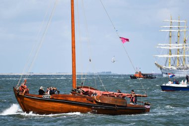 Den Helder, Hollanda. 2 Temmuz 2023. Marsdiep 'teki Den Helder' den düz tabanlı bir tekne. Yüksek kalite fotoğraf