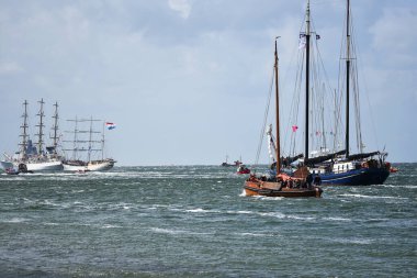 Den Helder, Hollanda. 2 Temmuz 2023. Den Helder yakınlarındaki Marsdiep 'te uzun gemiler. Yüksek kalite fotoğraf