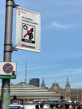 Amsterdam, Hollanda. 23 Haziran 2023. Amsterdam 'da yeni bir yol tabelası. Yüksek kalite fotoğraf