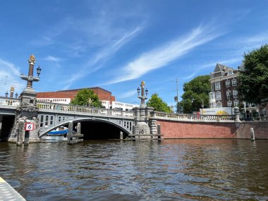 Amsterdam, Hollanda. 23 Haziran 2023. Amsterdam 'daki Amstel Nehri üzerindeki mavi köprü. Yüksek kalite fotoğraf