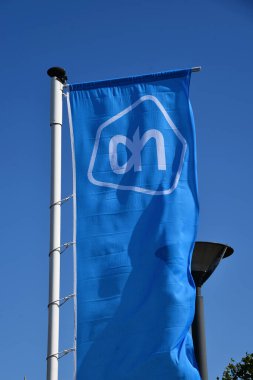 Den Helder, Hollanda. 3 Haziran 2023. Hollanda 'da bir süpermarket zincirinin bayrakları. Yüksek kalite fotoğraf