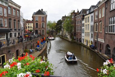 Utrecht, Hollanda. Mayıs 2023. Utrecht 'in merkezindeki kanallar ve rıhtım mahzenleri. Yüksek kalite fotoğraf