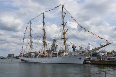 Den Helder, Hollanda. 2 Temmuz 2023. Uzun gemi Dar Mlodziezy 'den Polonya' ya yelken aç. Yüksek kalite fotoğraf