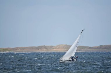 Den Oever, Hollanda. 9 Temmuz 2023. Wadden Denizi 'nde yelkenli tekneler. Yüksek kalite fotoğraf