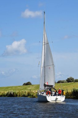 Den Helder, Hollanda. 14 Temmuz 2023. Kuzey Hollanda Kanalı 'nda bir yelkenli. Yüksek kalite fotoğraf