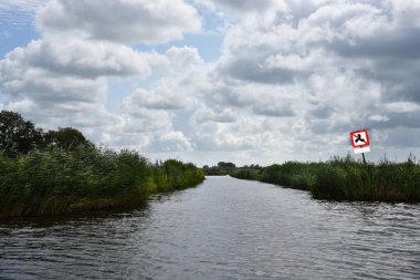 Broek op Langedijk, Hollanda. 14 Temmuz 2023. Scharwoude yakınlarındaki binlerce adanın alanı. Yüksek kalite fotoğraf