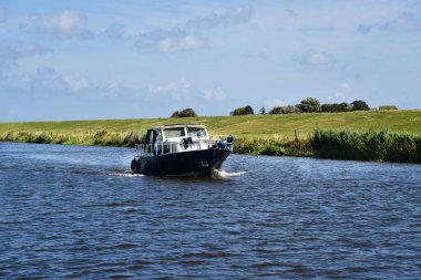 Den Helder, Hollanda. 23 Temmuz 2023. Stolperbrug 'daki Kuzey Hollanda Kanalı' ndan geçen feribot. Yüksek kalite fotoğraf