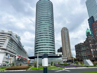 Rotterdam, Hollanda. 6 Ağustos 2023. Rotterdam 'daki Wilhelminakade' de modern mimari. Yüksek kalite fotoğraf