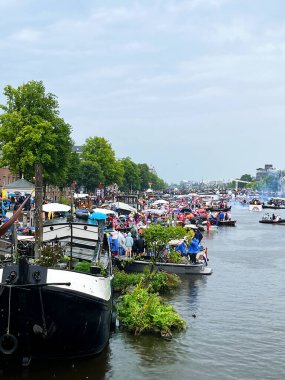 Amsterdam, Hollanda. 6 Ağustos 2023. Eşcinsel gururu sırasında Amsterdam 'daki kanallarda süslü kanal tekneleri. Yüksek kalite fotoğraf