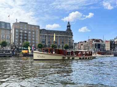Amsterdam, Hollanda. 17 Temmuz 2023. Amsterdam 'ın kanallarında turistli kanal tekneleri. Yüksek kalite fotoğraf