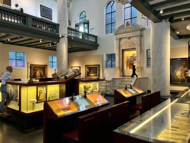 Amsterdam, Hollanda. 6 Ağustos 2023. Yahudi Tarihi Müzesi 'nin vitrinlerinde çeşitli eski nesneler var. Yüksek kalite fotoğraf