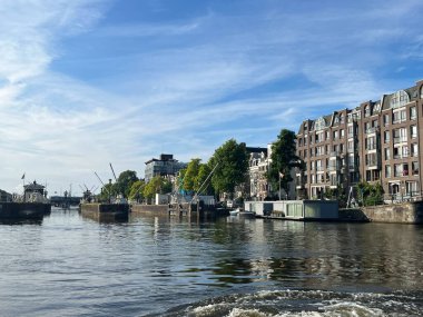 Amsterdam, Hollanda. 26 Ağustos 2023. Amsterdam 'daki Amstel nehri. Yüksek kalite fotoğraf