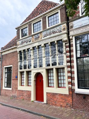 Hollanda, Hoorn 'da. 17 Ağustos 2023. Amsterdam 'daki tarihi sokaklar ve gablonlar. Yüksek kalite fotoğraf