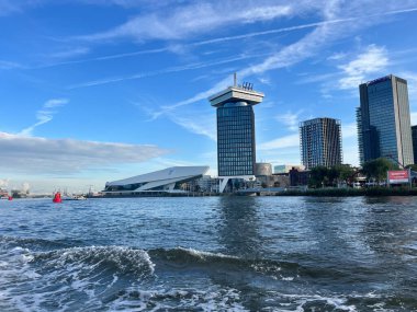 Amsterdam, Hollanda. 26 Ağustos 2023. Amstel Nehri ve Amsterdam 'daki Göz Müzesi. Yüksek kalite fotoğraf