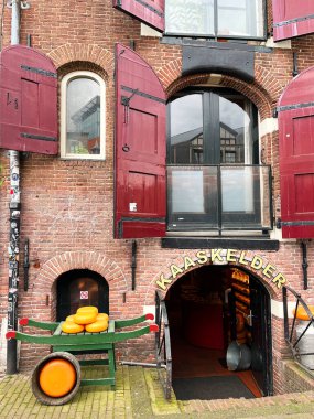 Amsterdam, Hollanda. 26 Ağustos 2023. Peynirli el arabası olan eski bir depo. Yüksek kalite fotoğraf