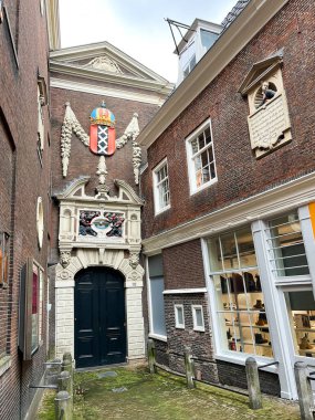 Amsterdam, Hollanda. 23 Ağustos 2023. Amsterdam 'daki yetimhanenin eski kapısı. Yüksek kalite fotoğraf