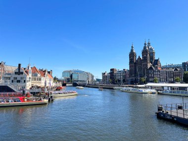 Amsterdam, Hollanda. 29 Ağustos 2023 Amsterdam Nicolaaskerk ve Merkez İstasyonu. Yüksek kalite fotoğraf