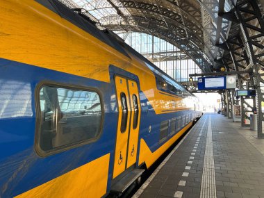 Amsterdam, Hollanda. 6 Eylül 2023. Amsterdam 'daki Merkez İstasyonu' ndaki trenler. Yüksek kalite fotoğraf