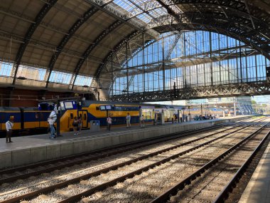 Amsterdam, Hollanda. 6 Eylül 2023. Amsterdam 'daki Merkez İstasyonu' ndaki trenler. Yüksek kalite fotoğraf