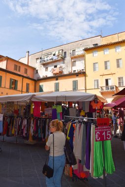 Pisa, İtalya. 19 Eylül 2023. Pisa, Tuscany 'deki birçok resimli sokaktan biri. Yüksek kalite fotoğraf