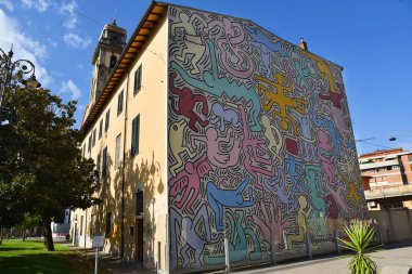 Pisa, İtalya. 16 Eylül 2023 Keith Haring 'in Pisa, İtalya' daki duvar resmi. Yüksek kalite fotoğraf