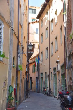 Pisa, İtalya. 19 Eylül 2023. Pisa, Tuscany 'deki birçok resimli sokaktan biri. Yüksek kalite fotoğraf