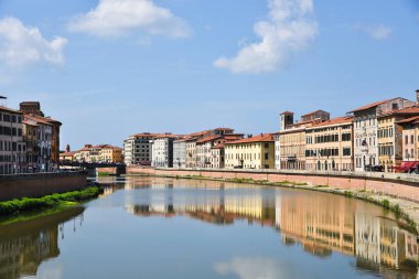 Pisa, İtalya. 16 Eylül 2023. İtalya 'nın Psa şehrinden geçen Arno nehri. Yüksek kalite fotoğraf