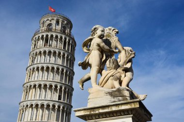 Pisa, İtalya. 16 Eylül 2023. Arka planda Pisa kulesi olan Roma heykelleri ve vazoları. Yüksek kalite fotoğraf