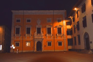 Pisa, İtalya. 19 Eylül 2023. Geceleri Pisa sokakları. yüksek kaliteli fotoğraf