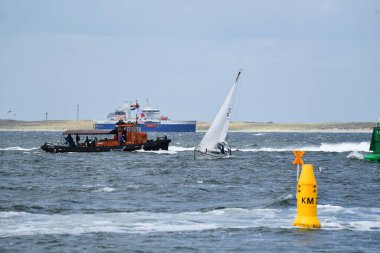 Den Oever, Hollanda. 9 Temmuz 2023. Wadden Denizi 'nde yelkenli tekneler. Yüksek kalite fotoğraf