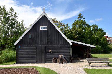 Broek op Langedijk, Hollanda. 17 Temmuz, 2023. Broek op Langedijk 'teki siyah katranlı ambarlar. Yüksek kalite fotoğraf