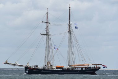 Den Helder, Hollanda. 2 Temmuz 2023. Den Helder yakınlarındaki Marsdiep 'te uzun gemiler. Yüksek kalite fotoğraf