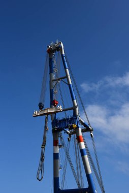 Den Helder, Hollanda. 10 Haziran 2023. Den Helder 'in endüstriyel limanında ağır bir vinç. Yüksek kalite fotoğraf