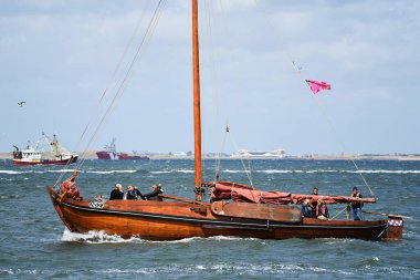 Den Helder, Hollanda. 2 Temmuz 2023. Marsdiep 'teki Den Helder' den düz tabanlı bir tekne. Yüksek kalite fotoğraf