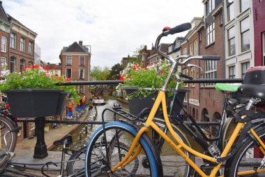 Utrecht, Hollanda. Mayıs 2023. Utrecht 'in merkezindeki kanallar ve rıhtım mahzenleri. Yüksek kalite fotoğraf