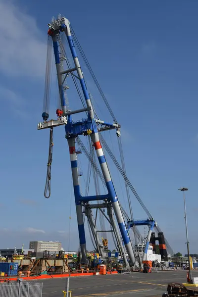 Den Helder, Hollanda. 10 Haziran 2023. Den Helder 'in endüstriyel limanında ağır bir vinç. Yüksek kalite fotoğraf