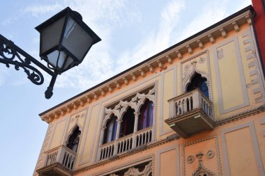 Pisa, İtalya. 16 Eylül 2023. İtalya 'nın Pisa kentindeki eski binalarda süsler ve antika bir tabela..