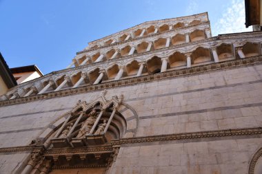 Pisa, İtalya. 16 Eylül 2023. İtalya 'nın Pisa kentindeki eski binalarda süsler ve antika bir tabela..